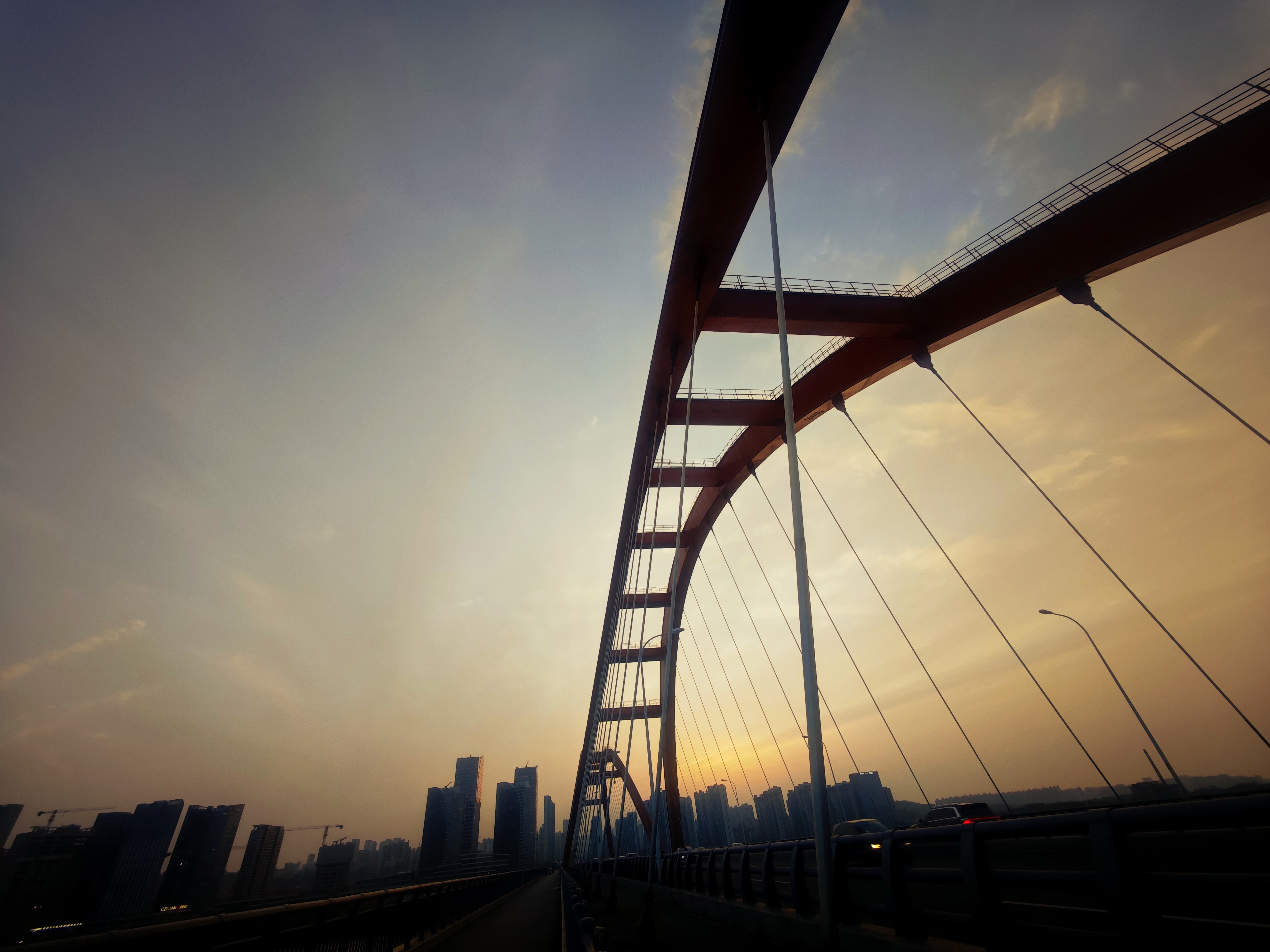 夕阳把钢索染成金线，城市在脚下安静下来 · 2026.04 · 桥上